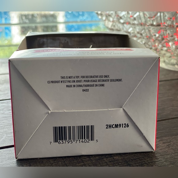 F•R•I•E•N•D•S Central Perk Cafe’ Couch Hallmark Christmas Ornament Frien… - Picture 6 of 10